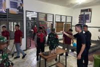 Anggota Polres Bersama TNI Saat Melakukan Penggeledahan di Blok Lapas Ampana.