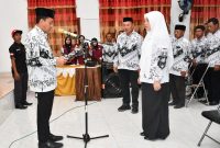 Bupati Touna, Saat mengukuhkan Ibu Hajar Lawidu Sebagai Ibunda Guru PGRI.