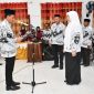 Bupati Touna, Saat mengukuhkan Ibu Hajar Lawidu Sebagai Ibunda Guru PGRI.