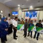 Bupati Touna Ilham Lawidu Saat Menyerahkan Kartu Peserta BPJS Ketenagakerjaan di Kegiatan Rapat Kerja Bersama Gubernur Sulteng.