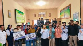 Wakil Bupati Touna, Surya Lapasiri Menyerahkan Secara Simbolis Bantuan Sosial Berupa Uang Program Dari Pena.