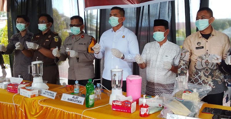 Kejari Touna, Rizky Fahrurrozi Memimpin Pemusnahan Babuk Perkara Tindak Pidana Umum.