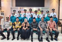 Bupati dan Wakil Bupati Saat Foto Bersama Dengan Kades Yang Baru Saja Dilantik.