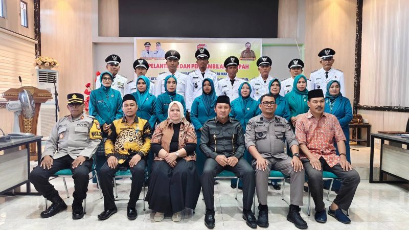 Bupati dan Wakil Bupati Saat Foto Bersama Dengan Kades Yang Baru Saja Dilantik.