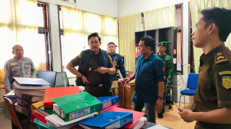 Tim Pidsus Kejari Touna Saat Melakukan Penggeledahan di Kantor KPUD Touna.