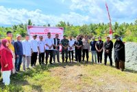 Sekda Touna, Alfian Mataneng Melakukan Peletakan Batu Pertama Pembangunan Kantor Koperasi Merah Putih di Kelurahan Bonerato Kecamatan Ampana Kota.