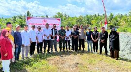Sekda Touna, Alfian Mataneng Melakukan Peletakan Batu Pertama Pembangunan Kantor Koperasi Merah Putih di Kelurahan Bonerato Kecamatan Ampana Kota.