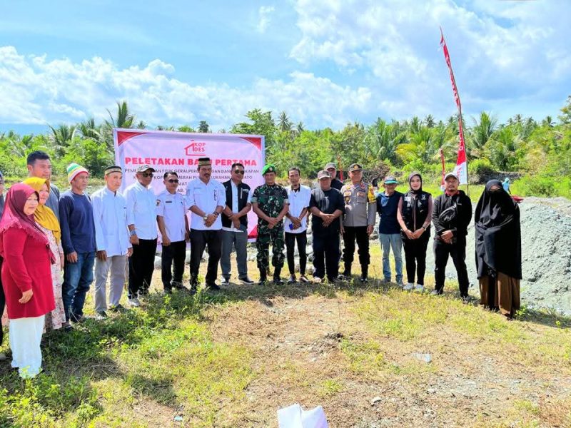 Sekda Touna, Alfian Mataneng Melakukan Peletakan Batu Pertama Pembangunan Kantor Koperasi Merah Putih di Kelurahan Bonerato Kecamatan Ampana Kota.