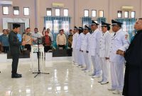 Bupati Touna, Ilham Lawidu Pada Saat Mengambil Sumpah Jabatan Kepada Enam Kepala Desa Hasil PAW.