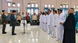 Bupati Touna, Ilham Lawidu Pada Saat Mengambil Sumpah Jabatan Kepada Enam Kepala Desa Hasil PAW.