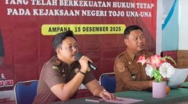 Kasi Pemulihan Aset dan Pengelolaan Barang Bukti Kejaksaan Touna Muh. Dhimas Trisaskti Saat Memberikan Arahan Pada Kegiatan Sosialisasi Penjualan Langsung.