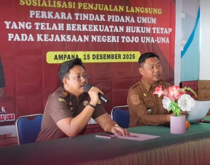 Kasi Pemulihan Aset dan Pengelolaan Barang Bukti Kejaksaan Touna Muh. Dhimas Trisaskti Saat Memberikan Arahan Pada Kegiatan Sosialisasi Penjualan Langsung.