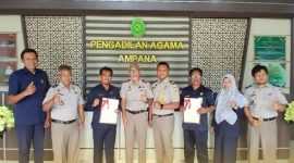 Kakan Pertanahan Touna, Said Salim Niode Didampingi Pejabat Pengawas Menyerahkan Sertipikat Hak Pakai Aset Pengadilan Agama.