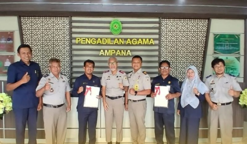 Kakan Pertanahan Touna, Said Salim Niode Didampingi Pejabat Pengawas Menyerahkan Sertipikat Hak Pakai Aset Pengadilan Agama.