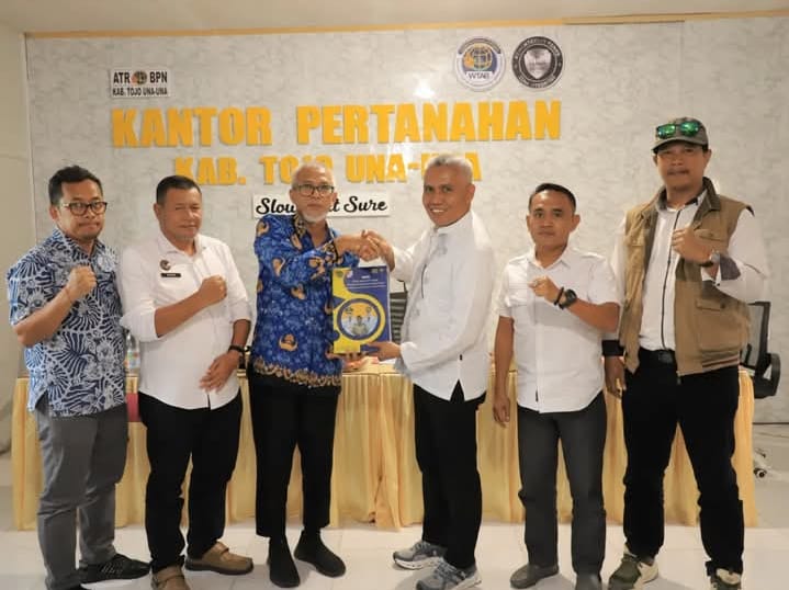 Kepala Kantor Pertanahan Touna Saat Menyerahkan Dokumen Hasil Pengadaan Tanah Sekolah Rakyat Desa Betaua Kepada Kakanwil BPN Sulteng.