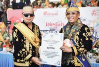 Bupati Touna Ilham Lawidu Saat Menerima Sejumlah Bantuan Dari Gubernur Sulteng.