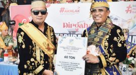 Bupati Touna Ilham Lawidu Saat Menerima Sejumlah Bantuan Dari Gubernur Sulteng.