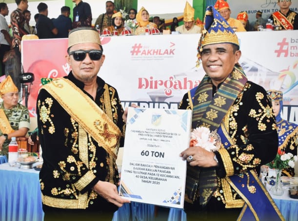 Bupati Touna Ilham Lawidu Saat Menerima Sejumlah Bantuan Dari Gubernur Sulteng.