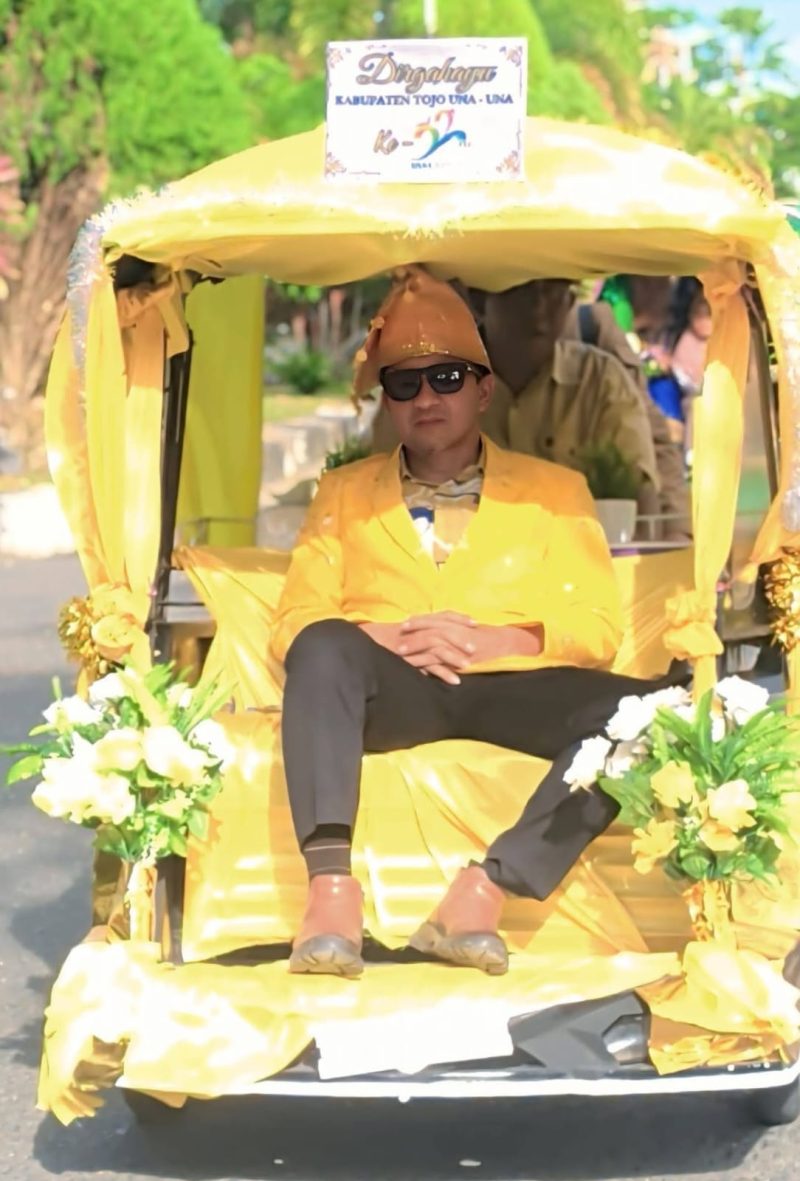 Bupati Touna, Ilham Lawidu Saat Mengikuti Pawai Bentor.