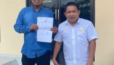  Sekwan Amin Bustamin Didampingi Kuasa Hukum Firda Husain Saat Melaporkan Pelaku Pengrusakan Gedung DPRD Ke Polres Touna.