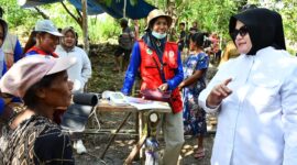 Wabup Touna, Surya Lapasiri Saat Memberikan Edukasi Kepada Ibu Hamil di Dataran Bulan Untuk Melahirkan di Nakes.