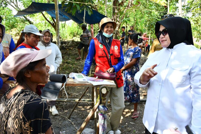 Wabup Touna, Surya Lapasiri Saat Memberikan Edukasi Kepada Ibu Hamil di Dataran Bulan Untuk Melahirkan di Nakes.