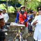 Wabup Touna, Surya Lapasiri Saat Memberikan Edukasi Kepada Ibu Hamil di Dataran Bulan Untuk Melahirkan di Nakes.