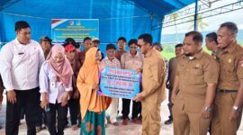 Bupati Touna, Ilham Lawidu Saat Menyerahkan Bantuan Program Rumah Sejahtera Terpadu Kepada Penerima di Desa Lemoro Kecamatan Tojo.