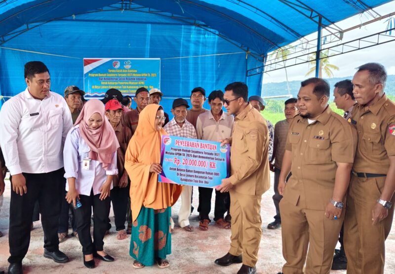 Bupati Touna, Ilham Lawidu Saat Menyerahkan Bantuan Program Rumah Sejahtera Terpadu Kepada Penerima di Desa Lemoro Kecamatan Tojo.