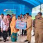 Bupati Touna, Ilham Lawidu Saat Menyerahkan Bantuan Program Rumah Sejahtera Terpadu Kepada Penerima di Desa Lemoro Kecamatan Tojo.