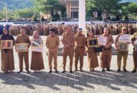 Bupati Touna, Ilham Lawidu Saat menyerahkan Piagam Penghargaan Inovasi Tahun 2025 Kepada Perangkat Daerah.