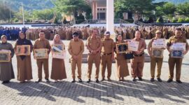 Bupati Touna, Ilham Lawidu Saat menyerahkan Piagam Penghargaan Inovasi Tahun 2025 Kepada Perangkat Daerah.