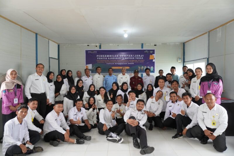 Panitia Ajudikasi dan Satuan Tugas Saat Foto Bersama Usai Dilakukan Pengambilan Sumpah Janji.