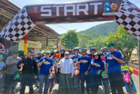 Wabup Touna, Surya Lapasiri Didampingi Ketua DPRD Touna, Gusnar Suleman Saat Melepas Peserta Trail Adventure.