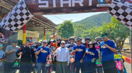 Wabup Touna, Surya Lapasiri Didampingi Ketua DPRD Touna, Gusnar Suleman Saat Melepas Peserta Trail Adventure.
