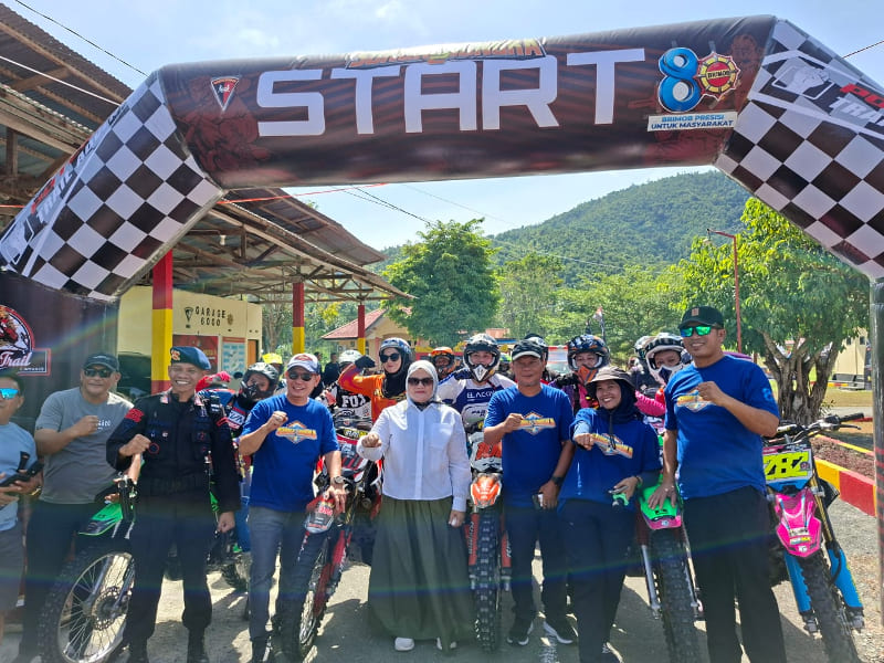 Wabup Touna, Surya Lapasiri Didampingi Ketua DPRD Touna, Gusnar Suleman Saat Melepas Peserta Trail Adventure.