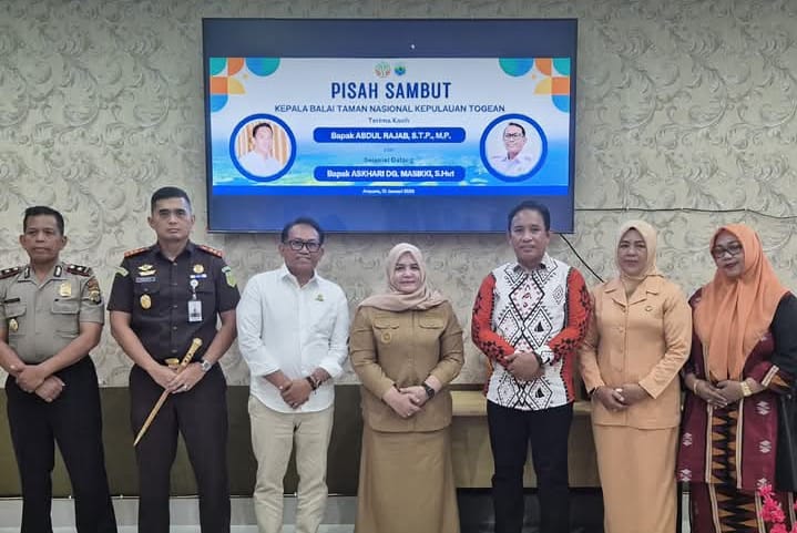 Wakil Bupati Touna, Hj.Surya Saat Menghadiri Pisah Sambut Kepala Balai Taman Nasional Kepulauan Togean.