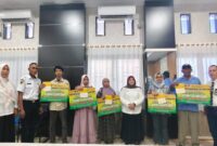 Wabup Touna, Surya Lapasiri Saat Menyerahkan Bantuan Bantuan Sosial Usaha Ekonomi Produktif.