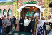 Ketua TP-PKK Touna Hajar Lawidu Bersama KH.Abdollah Lasawedi dan Jamaah Umroh Saat Foto Bersama di Masjid Al Amin Kelurahan Labiabae Kecamatan Ampana Kota.
