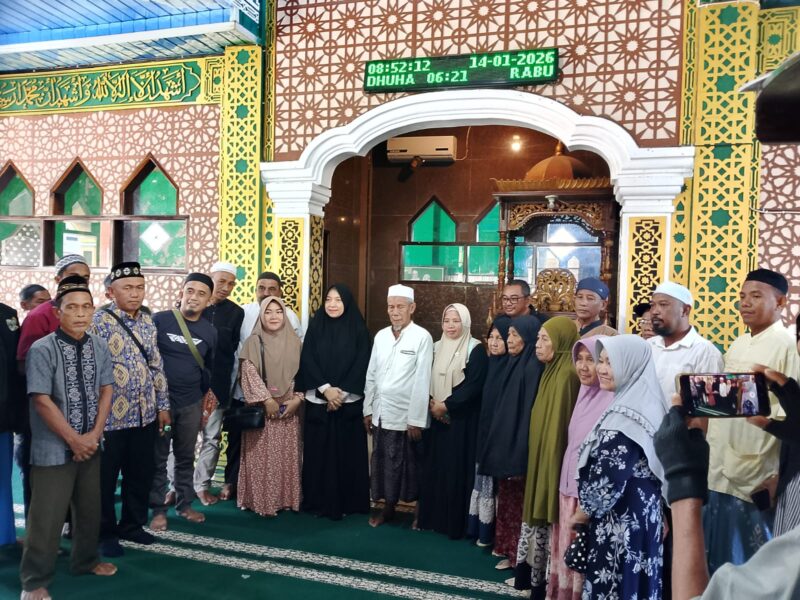 Ketua TP-PKK Touna Hajar Lawidu Bersama KH.Abdollah Lasawedi dan Jamaah Umroh Saat Foto Bersama di Masjid Al Amin Kelurahan Labiabae Kecamatan Ampana Kota.