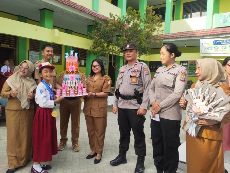 Asih Rahayu Siswa Berprestasi Saat Menerima Penghargaan Dari Sekolah. 