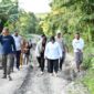 Foto : Wakil Bupati Touna, Surya Lapasiri Didampingi Kadis PUPR, Aspan Supu Saat Melakukan Peninjauan Sejumlah Jalan Rusak Yang Berada di Dataran Bulan.
