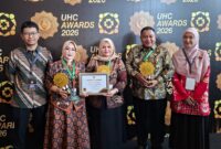 Wabup Touna, Hj.Surya Lapasiri Saat Menerima Penghargaan Kategori Keaktifan Peserta BPJS Kesehatan.