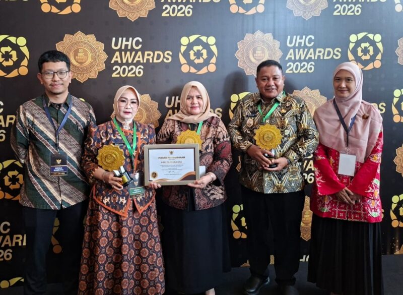 Wabup Touna, Hj.Surya Lapasiri Saat Menerima Penghargaan Kategori Keaktifan Peserta BPJS Kesehatan.