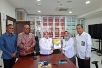 Foto : Wakil Bupati Touna, Surya Lapasiri Saat Menyerahkan Dokumen Proposal Permohonan Bantuan Kepada Direktorat Jenderal Perlindungan dan Jaminan Sosial.