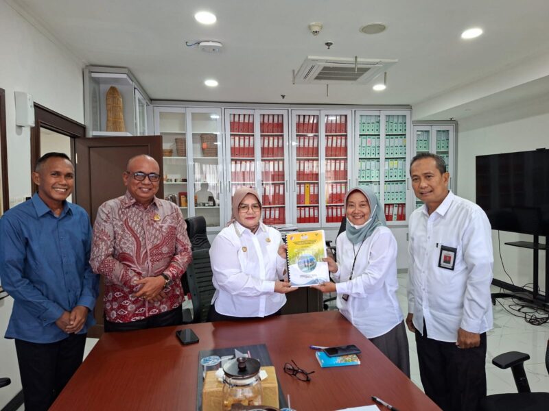 Foto : Wakil Bupati Touna, Surya Lapasiri Saat Menyerahkan Dokumen Proposal Permohonan Bantuan Kepada Direktorat Jenderal Perlindungan dan Jaminan Sosial.