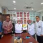 Foto : Wakil Bupati Touna, Surya Lapasiri Saat Menyerahkan Dokumen Proposal Permohonan Bantuan Kepada Direktorat Jenderal Perlindungan dan Jaminan Sosial.