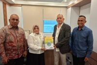 Foto : Wakil Bupati Touna, Surya Lapasiri Saat Menyerahkan Dokumen Proposal Permohonan Bantuan Kepada Anggota Komisi VIII DPR RI Fraksi PDIP, Matindas J. Rumambi di Gedung Senayan Jakarta.