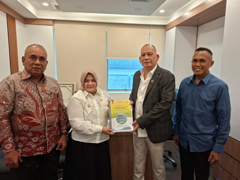Foto : Wakil Bupati Touna, Surya Lapasiri Saat Menyerahkan Dokumen Proposal Permohonan Bantuan Kepada Anggota Komisi VIII DPR RI Fraksi PDIP, Matindas J. Rumambi di Gedung Senayan Jakarta.