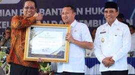 Foto : Bupati Touna, Ilham Lawidu Saat Menerima Penghargaan Posbankum Dari Menteri Hukum.